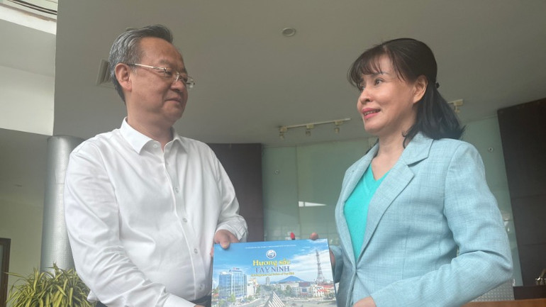 Đồng chí Trần Kiến Văn tặng quà lưu niệm đồng chí Nguyễn Thị Xuân Hương.