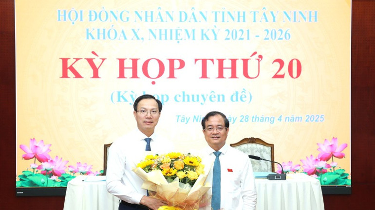 Đồng chí Nguyễn Hồng Thanh (phải), quyền Chủ tịch Ủy ban nhân dân tỉnh Tây Ninh, chúc mừng đồng chí Đoàn Trung Kiên được bầu vào chức vụ Phó Chủ tịch Ủy ban nhân dân tỉnh Tây Ninh, nhiệm kỳ 2021-2026