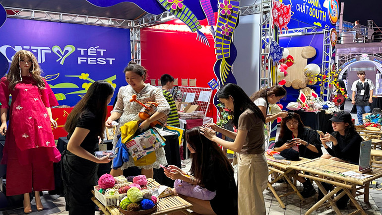 Người dân, khách du lịch trải nghiệm nghệ thuật tết tóc tại lễ hội.