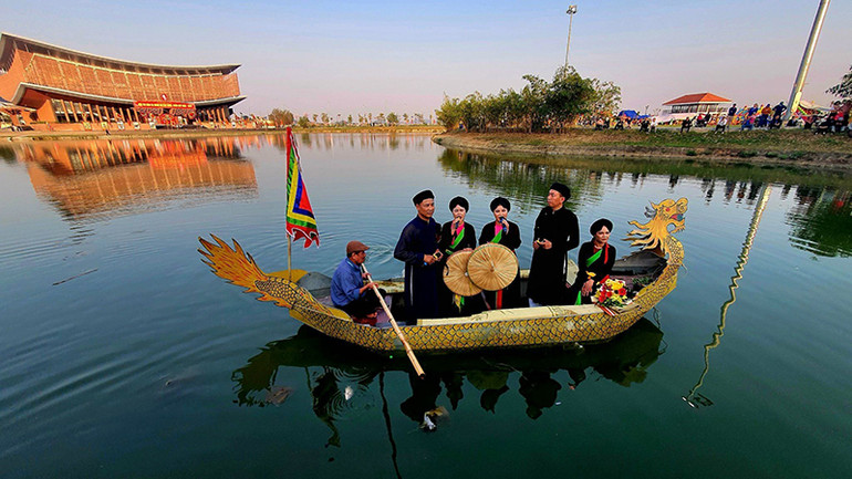 Trình diễn dân ca quan họ ở một điểm sinh hoạt ngoài trời tại Bắc Ninh. (Ảnh Khiếu Minh)