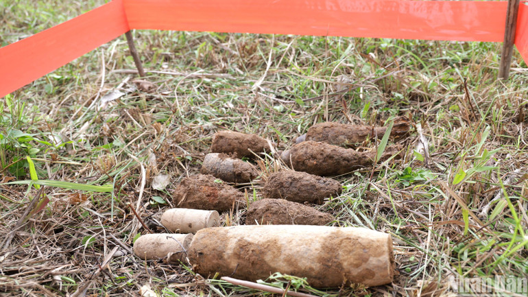 Vật liệu nổ vừa được phát hiện trong khuôn viên Di tích quốc gia đặc biệt Thành cổ Quảng Trị.