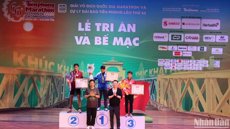 Ban tổ chức trao giải cho các vận động viên đạt thành tích cao.