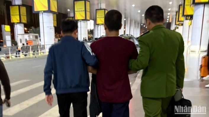 Đối tượng bị truy nã (giữa) bị bắt khi vừa xuống sân bay.