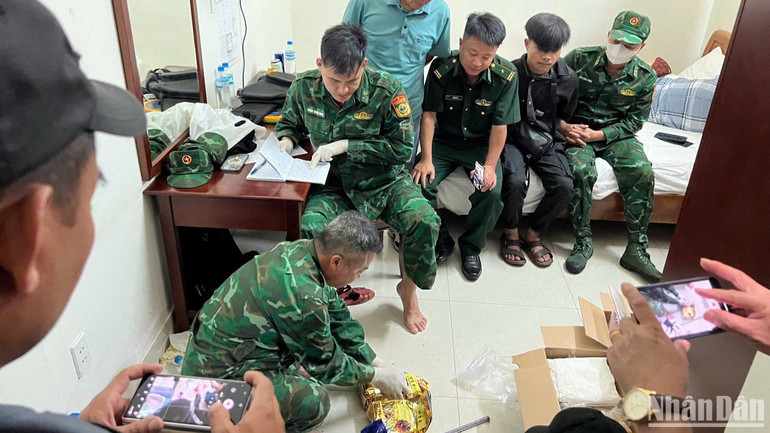 Lực lượng chức năng khám xét nơi ở của đối tượng TonSakSith LatXaKham.