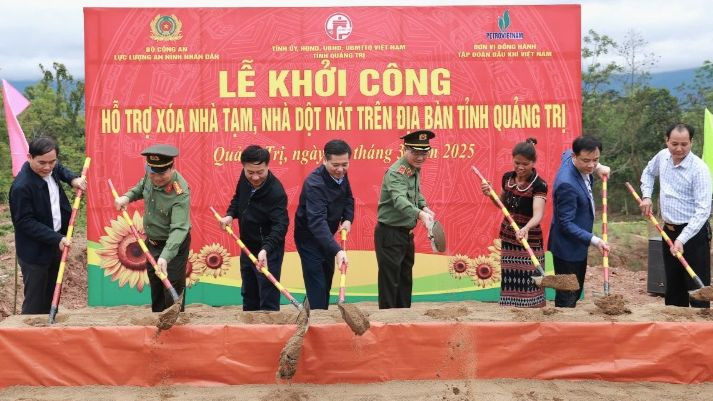 Các đại biểu thực hiện nghi thức khởi công xây dựng nhà ở cho người nghèo tại tỉnh Quảng Trị. Các đại biểu thực hiện nghi thức khởi công xây dựng nhà ở cho người nghèo tại tỉnh Quảng Trị.