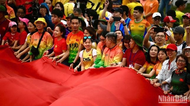 Các vận động viên thể hiện tinh thần đoàn kết, niềm tự hào dân tộc