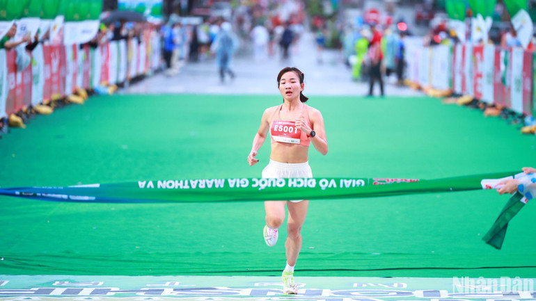 Vận động viên Nguyễn Thị Oanh lần thứ 9 vô địch với cự ly 5km.