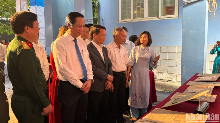 Các đại biểu tham quan gian trưng bày các hiện vật, ấn phẩm báo chí.