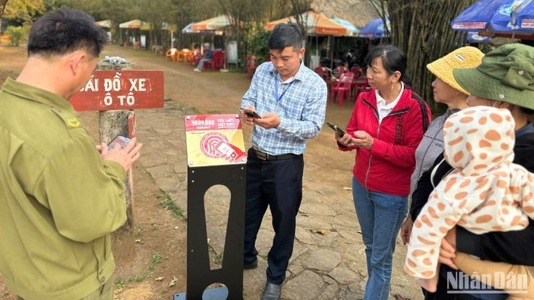 Nhiều du khách hào hứng thử nghiệm check-in với bảng gắn chip NFC tại khu Di tích quốc gia đặc biệt Địa đạo Vịnh Mốc.