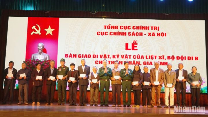 Đại diện Cục Chính sách-Xã hội và Bộ Chỉ huy quân sự tỉnh Quảng Trị tặng quà cho 15 gia đình chính sách, người có công tiêu biểu.