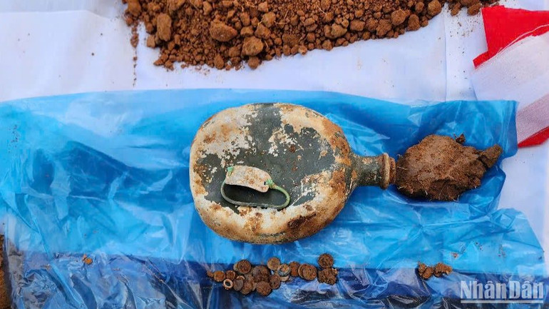 Di vật có khắc chữ “Phiết” (hoặc “Phiệt”) kèm mảnh nhôm có ký hiệu “SH-2-526” được tìm thấy cùng hài cốt liệt sĩ.