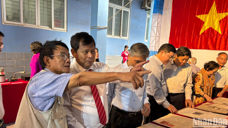 Các đại biểu tham quan gian trưng bày các hiện vật, ấn phẩm báo chí.