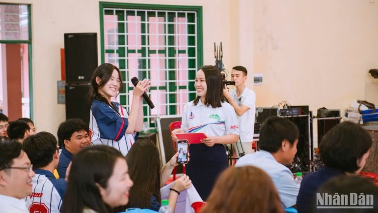 Niềm vui của Bí thư Đoàn Nguyễn Thị Tâm cùng học sinh khi tham gia các chương trình ngoại khóa của nhà trường.