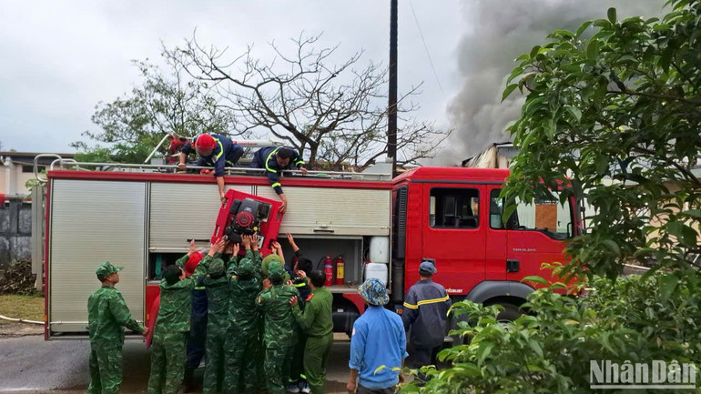 Lực lượng chức năng triển khai công tác chữa cháy.