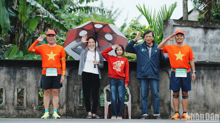 Người dân thành phố Đông Hà cổ vũ nhiệt tình, tiếp sức cho các vận động viên.