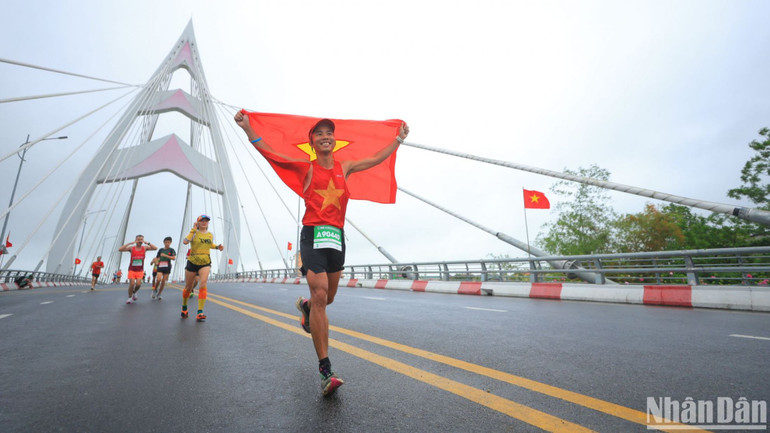 Các vận động viên trên những cung đường đẹp ở thành phố Đông Hà.