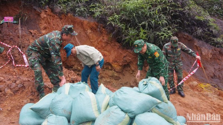 Chuẩn bị hủy nổ an toàn quả bom từ trường.