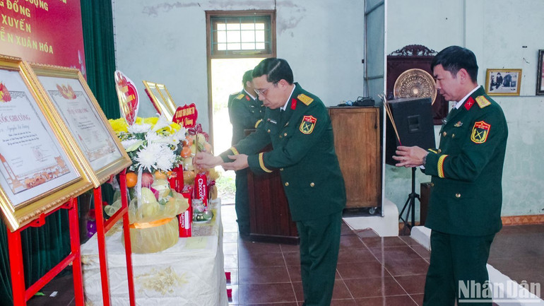 Đại biểu dâng hương tưởng niệm các liệt sĩ.