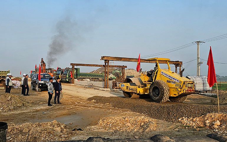 Thi công đường dẫn lên cầu Xuân Quang.