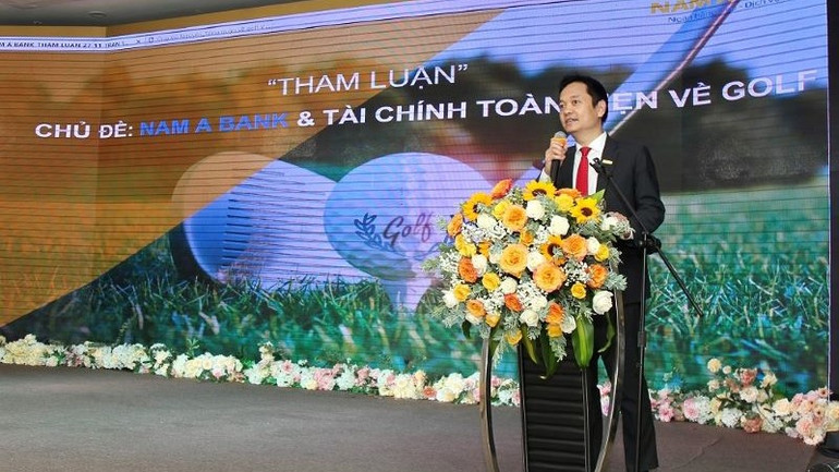 Ông Trần Thanh Tùng, Giám đốc Khối Khách hàng Doanh nghiệp Nam A Bank trình bày tham luận tại hội thảo.