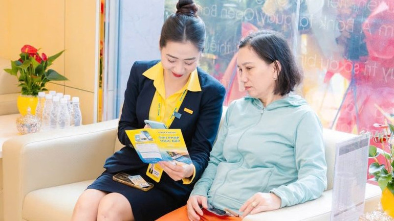 Những khách hàng đầu tiên giao dịch tại Nam A Bank Dĩ An.