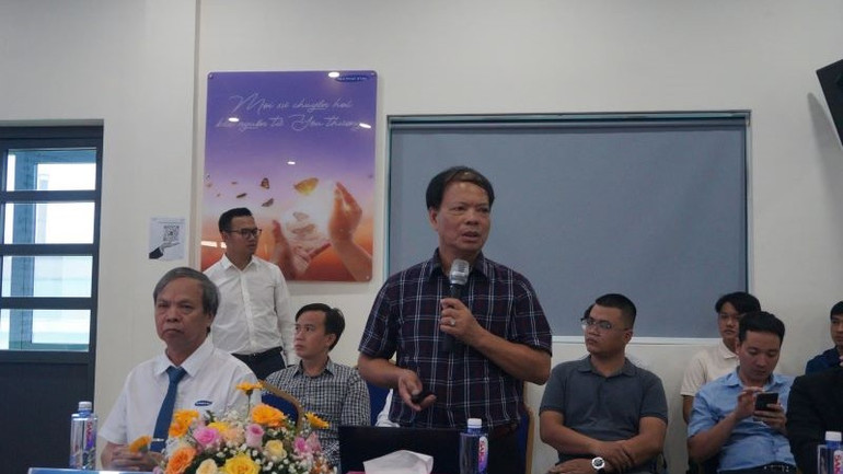 Phó Giáo sư, Tiến sĩ Nguyễn Văn Cường, Phó Hiệu trưởng, Trưởng khoa Công nghệ ô-tô Đại học Bình Dương chia sẻ thông tin tại hội thảo.