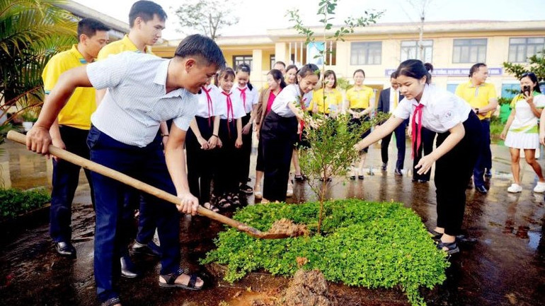 Thầy cô, học sinh và Nam A Bank chung tay trồng cây xanh trong khuôn viên trường.