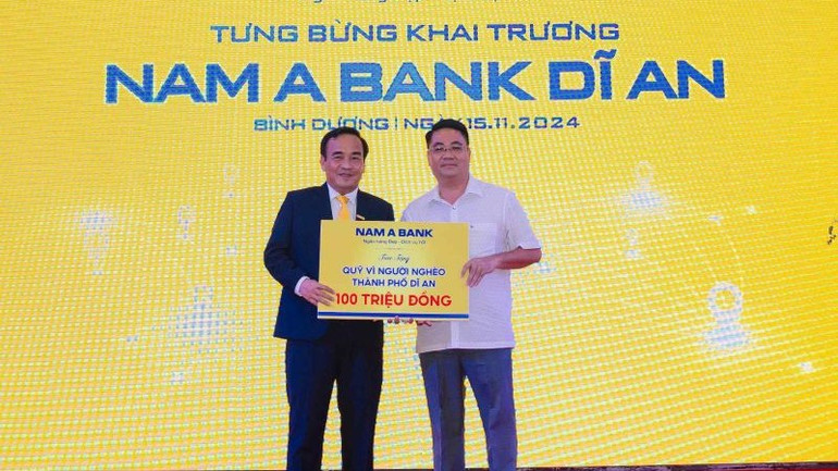 Đại diện Nam A Bank trao tặng Quỹ vì người nghèo thành phố Dĩ An.