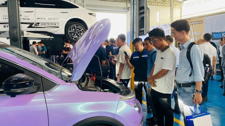 Khách tham quan các giải pháp hạ tầng tiện ích cho xe điện.