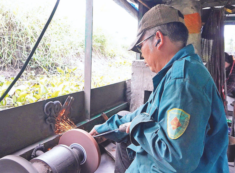 Ông Nhân tỉ mỉ trong từng công đoạn, giúp nông cụ sắc bén.