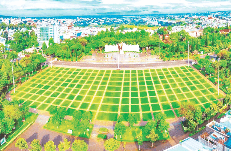 3. Quảng trường là quần thể có hơn 2.000 cây xanh với 205 ô cỏ; phần sân rộng hơn 23.000m2, bảo đảm cho những sự kiện tập trung khoảng 50.000 người. 3. Quảng trường là quần thể có hơn 2.000 cây xanh với 205 ô cỏ; phần sân rộng hơn 23.000m2, bảo đảm cho những sự kiện tập trung khoảng 50.000 người.