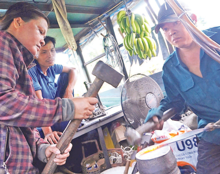 Vợ chồng ông Nhân trui rèn con dao mới cho ông Nguyễn Văn Tây, xã Khánh Hải, huyện Trần Văn Thời, tỉnh Cà Mau.