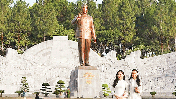 2. Tượng đài Chủ tịch Hồ Chí Minh bằng đồng nguyên khối lớn nhất Việt Nam, điểm nhấn của Quảng trường Đại Đoàn Kết. 2. Tượng đài Chủ tịch Hồ Chí Minh bằng đồng nguyên khối lớn nhất Việt Nam, điểm nhấn của Quảng trường Đại Đoàn Kết.