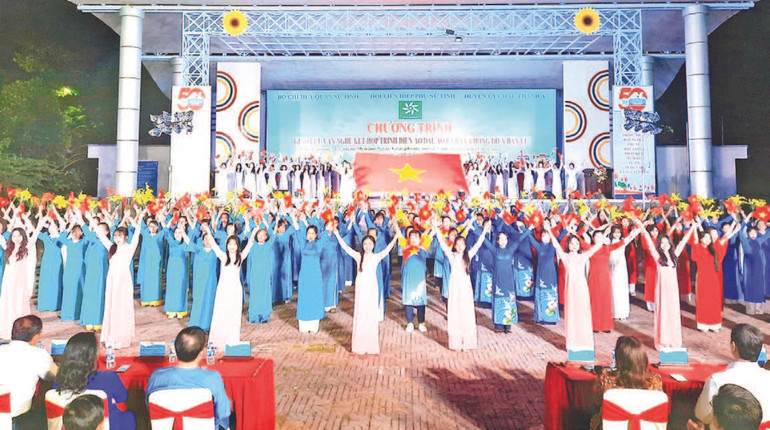 Cán bộ, hội viên và học sinh nữ tham gia biểu diễn tại chương trình.