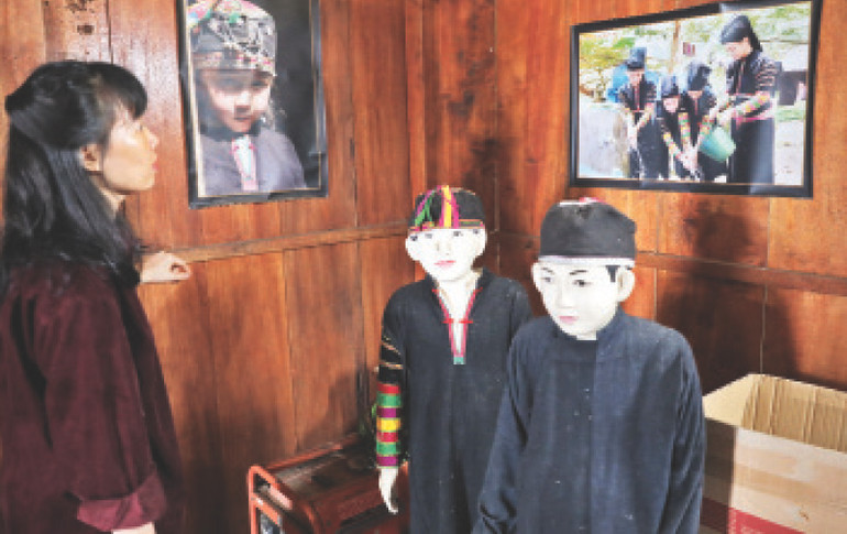 Trang phục truyền thống được trưng bày tại nhà văn hóa cộng đồng trong bản.