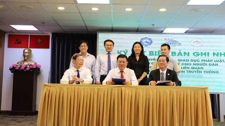 Đại diện lãnh đạo Sở Thông tin và Truyền thông, Hiệp hội Doanh nghiệp thành phố và Đoàn Luật sư thành phố đã Ký biên bản ghi nhớ.