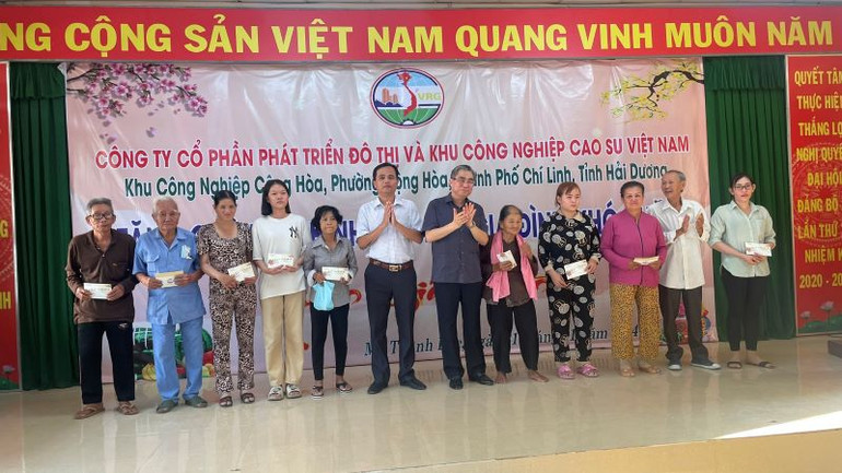 Chủ tịch VRG và lãnh đạo xã Mỹ Thạnh Bắc trao tặng quà.