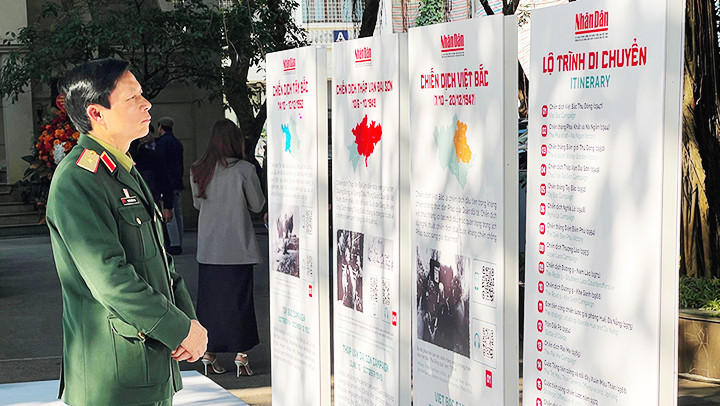 Đại biểu tìm hiểu thông tin tại triển lãm.