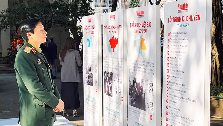 Đại biểu tìm hiểu thông tin tại triển lãm.