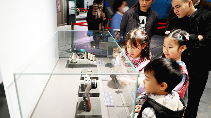 Tò mò với hiện vật chiến tranh.