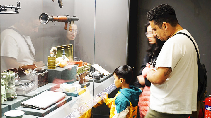 Du khách quốc tế quan tâm các loại vũ khí, quân tư trang.