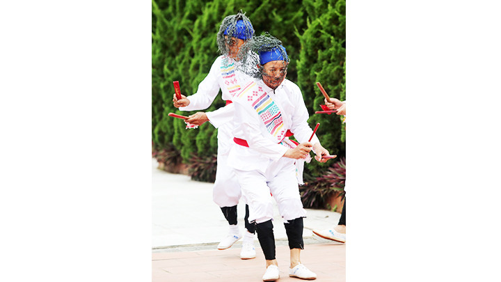 Trang phục mỗi tiết mục đều mang sắc thái riêng biệt.