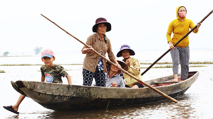 Mùa lụt, người dân vùng Càng chèo thuyền ngay trên mảnh ruộng thường canh tác lúa.
