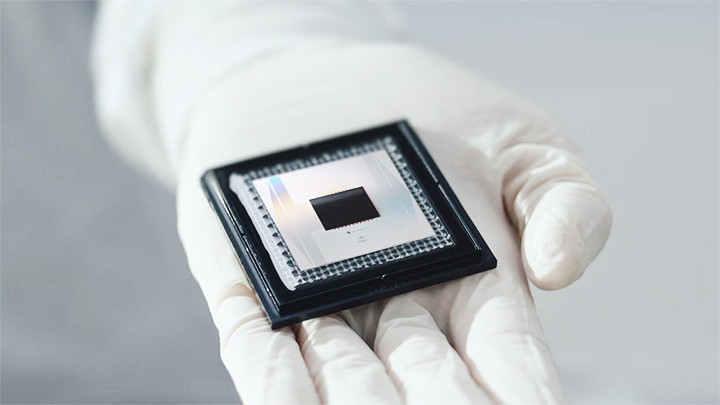 Chip lượng tử Willow có kích thước rất nhỏ. Ảnh: AFP Chip lượng tử Willow có kích thước rất nhỏ. Ảnh: AFP