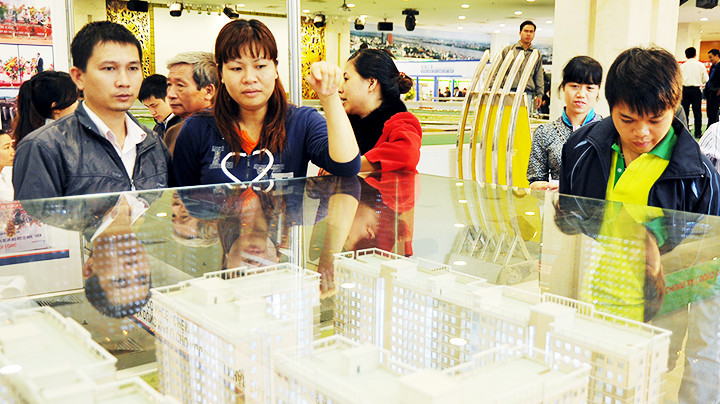 Người dân khó tiếp cận căn hộ phù hợp với thu nhập của mình. Ảnh: NAM NGUYỄN