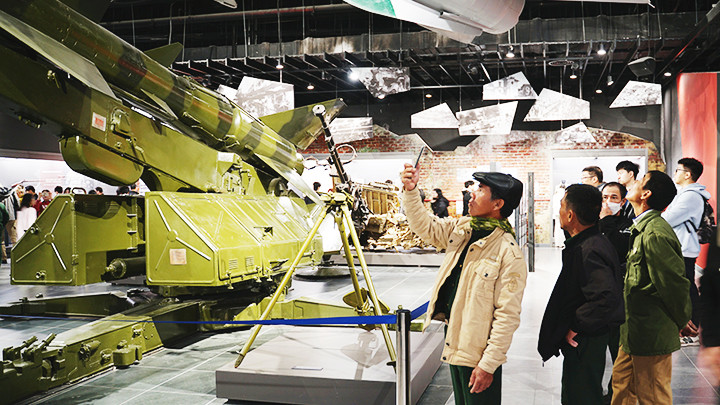 Các loại vũ khí, phương tiện chiến đấu thu hút nhiều khách tham quan.
