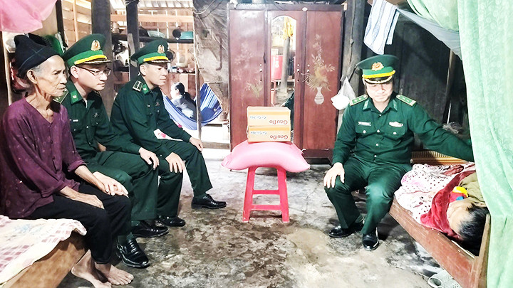 Ban Chỉ huy Đồn Biên phòng Cà Xèng thăm một gia đình người Rục ở xã Thượng Hóa, huyện Minh Hóa có người thân bị ốm.