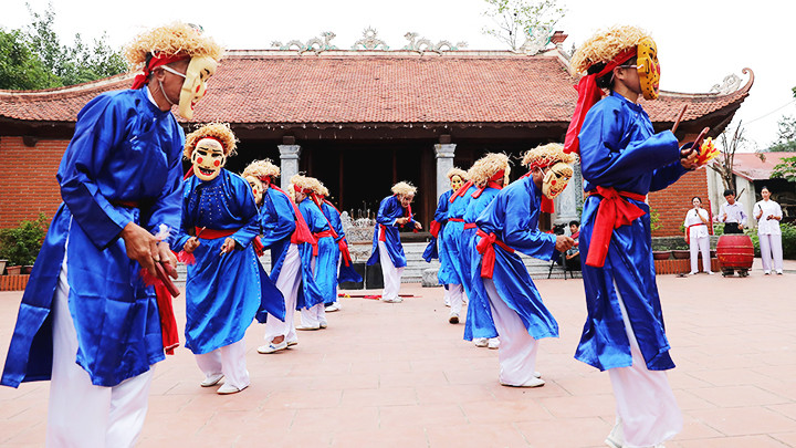 Tiết mục Tú Huần mô phỏng tộc người Tú Huần ở miền núi phía bắc đến cống tiến.