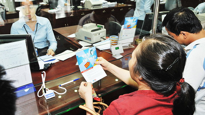 Nhiều ngân hàng đưa ra các chương trình khuyến mãi hấp dẫn để thu hút tiền gửi. Ảnh: NAM NGUYỄN