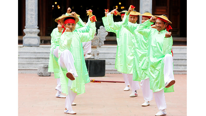 Các nam vũ công có những động tác phóng khoáng.